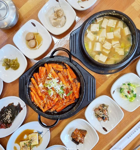 하동맛집 쉬어가기좋은날식당은 그 맛과 분위기로 손꼽히는 식당 중 하나입니다.